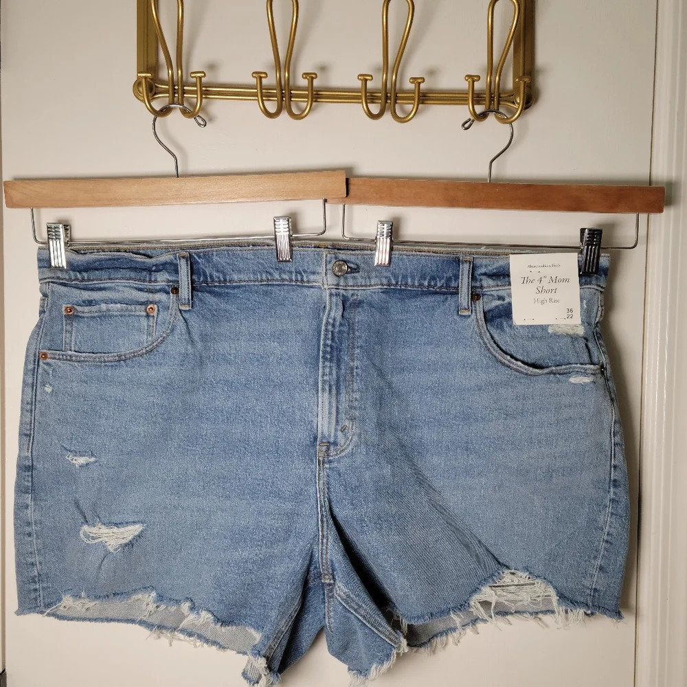 Abercrombie & Fitch The 4" Mom Short High Rise | NWT | Size 36/22